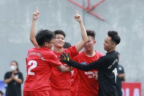 Chùm ảnh loạt trận 9h30 sáng 15-10