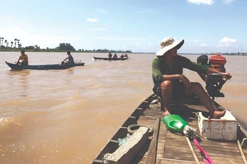 Săn cá cóc trên sông Tiền