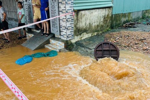 Đà Nẵng: Nắp cống bung nước xối xả giữa khu dân cư gây nguy hiểm