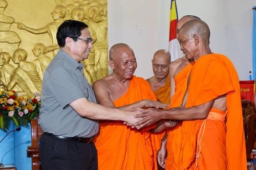 Thủ tướng chúc mừng lễ Sene Dolta của đồng bào Khmer và thăm Mẹ Việt Nam Anh hùng tại tỉnh Trà Vinh