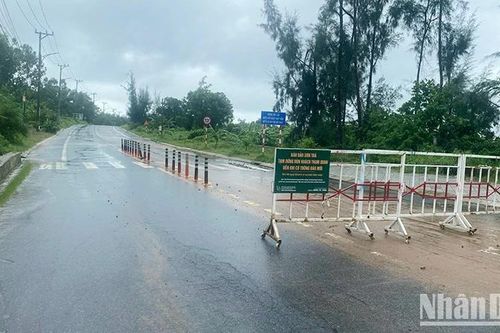 Thực hiện chốt chặn đường lên bán đảo Sơn Trà do nguy cơ sạt lở sau mưa lũ