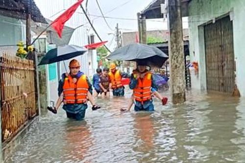 Bộ đội, dân quân dốc sức giúp dân trong lũ