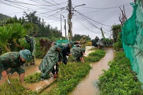 Bộ CHQS tỉnh Quảng Ngãi huy động lực lượng khắc phục hậu quả mưa lớn