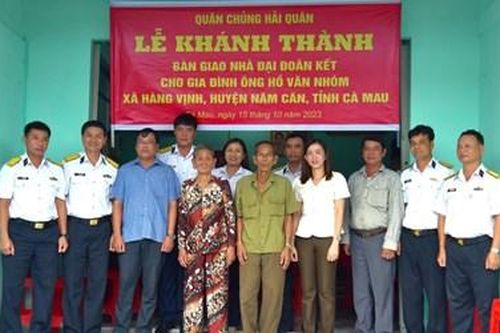 Bộ tư lệnh Vùng 5 Hải quân bàn giao 'Nhà đại đoàn kết' tại tỉnh Cà Mau