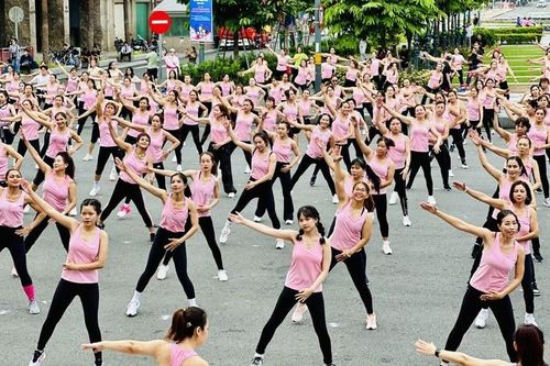 Hơn 700 phụ nữ nhiều tỉnh thành đồng diễn Aerobic trước Nhà hát Thành phố