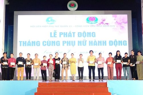 Trao nhiều phần quà cho trẻ em mồ côi, hỗ trợ vốn cho phụ nữ ở quận 11