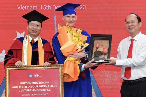 Tặng 'Tủ sách Việt Nam' đến sinh viên tại Thụy Sĩ