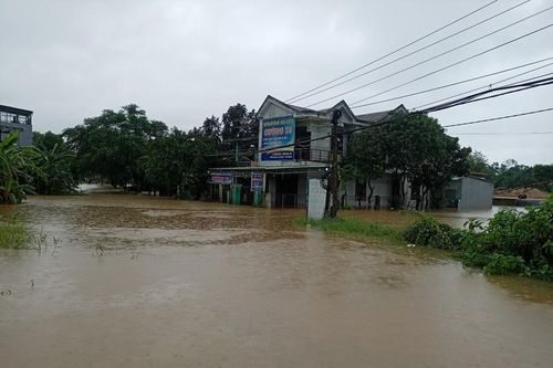 Mưa lũ khiến 2 người chết, hơn 1500 ngôi nhà bị ngập lụt tại miền Trung