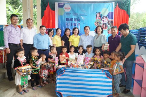Báo GD&TĐ chuyển hàng trăm món quà thiết thực đến học sinh vùng khó Nghệ An