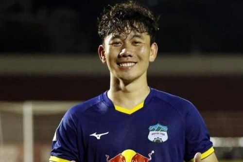 Minh Vương nhận quà đặc biệt từ HLV Kiatisak