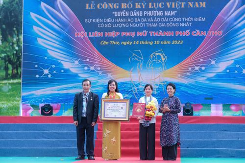 Hơn 5.000 phụ nữ Cần Thơ mặc áo bà ba, áo dài xác lập Kỷ lục Việt Nam