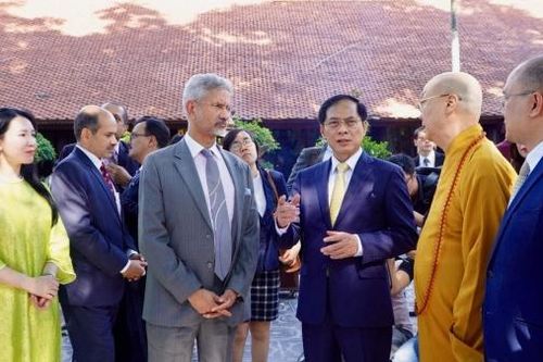 Bộ trưởng Ngoại giao Việt Nam và Ấn Độ dâng hương, thưởng ngoạn chùa Trấn Quốc