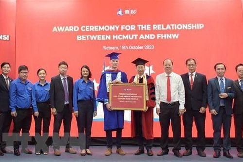 Trao tặng 'Tủ sách Việt Nam cho trường đại học của Thụy Sỹ