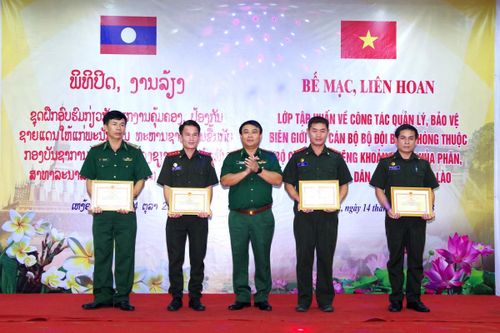 Bế mạc lớp tập huấn công tác quản lý biên giới cho 40 cán bộ Biên phòng Lào