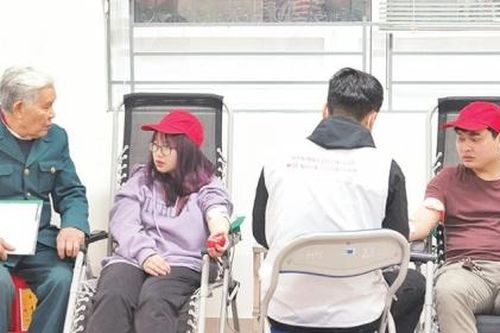 Người cựu chiến binh hơn 20 năm là 'sứ giả đỏ' của những người bệnh