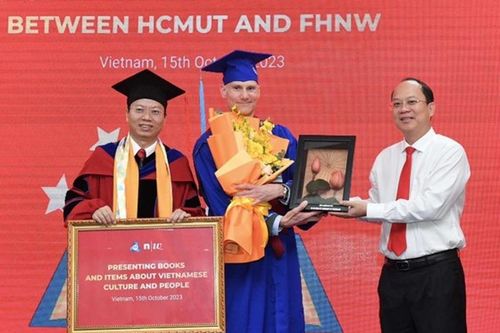 TP HCM trao tặng 'Tủ sách Việt Nam' cho trường đại học Thụy Sĩ
