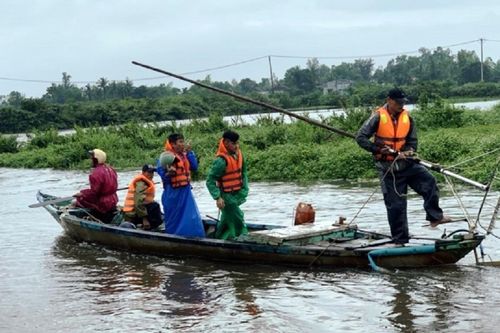 Hai vợ chồng bị lật ghe trên sông Trường Giang, 1 người mất tích