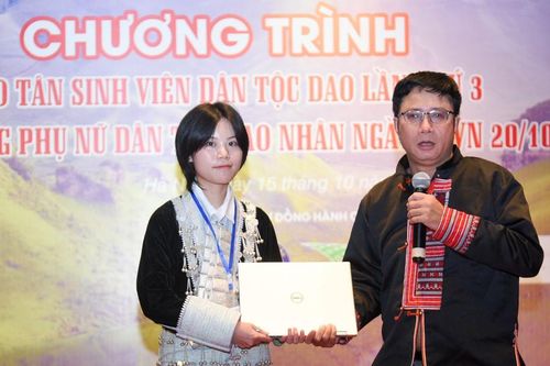 Trao tặng 40 máy tính cho sinh viên nghèo người Dao