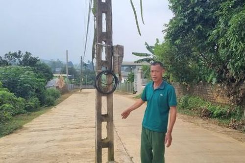 Hiểm họa từ những cột điện nằm giữa đường ở Hòa Bình