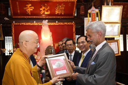 Bộ trưởng Ngoại giao Ấn Độ thăm chùa Trấn Quốc