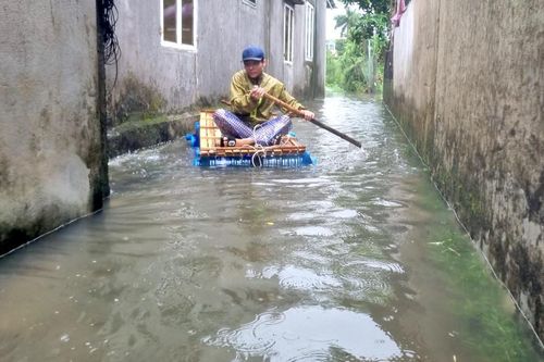Biển nước bủa vây khu dân cư ở Quảng Nam, người dân chèo ghe thoát 'vùng nguy hiểm'