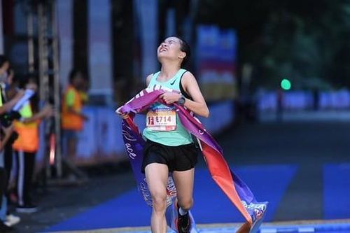 Lê Thị Tuyết chạy marathon phá kỷ lục quốc gia