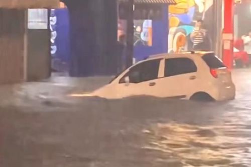 Nhiều ô tô bị cuốn trôi trong cơn mưa lớn ở Bình Dương