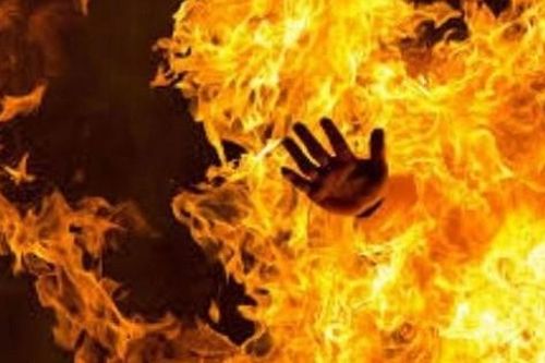 Quảng Ninh: Nam điều dưỡng tự thiêu trước cửa nhà người yêu
