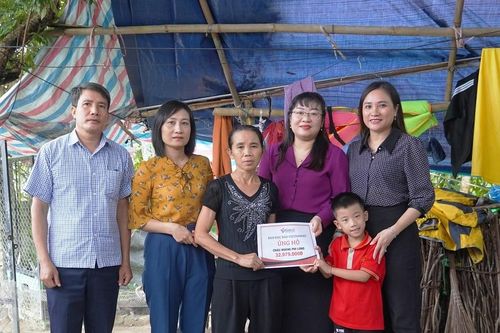 Trao 33 triệu đồng tới bé Hoàng Phi Long mồ côi mẹ