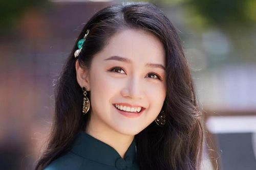 Lý Nhã Kỳ khoe đường cong gợi cảm, MC Thu Hà VTV đẹp rạng rỡ