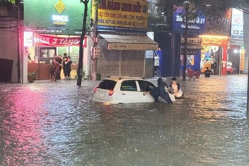 Clip ô tô trôi trên đường sau mưa lớn ở Bình Dương