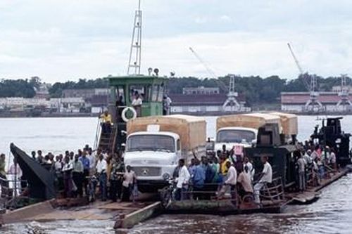 Lật phà giữa khuya ở Congo, cả trăm người chết, mất tích