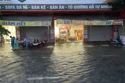 Hỗ trợ, tặng quà cho người dân Đà Nẵng bị ảnh hưởng do mưa lớn