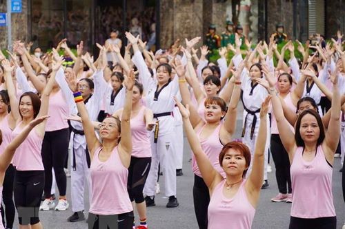Sôi động màn đồng diễn Aerobic của hơn 700 phụ nữ TP Hồ Chí Minh