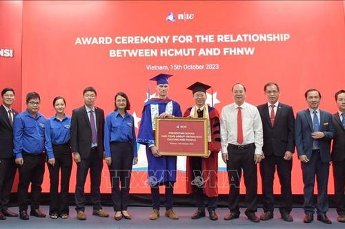 Trao tặng 'Tủ sách Việt Nam' cho một trường đại học của Thụy Sĩ