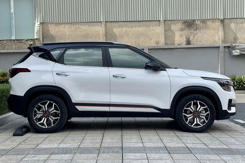 Ảnh thực tế Kia Seltos X-Line tại đại lý, giá từ 709 triệu gần bằng Mazda CX-5 bản 'base'