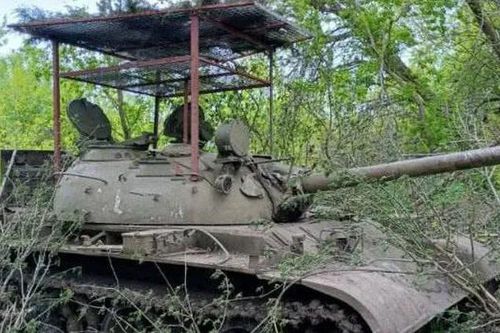 Lính Nga lắp tháp hai tầng lên xe tăng T-54 để đối phó với UAV tự sát