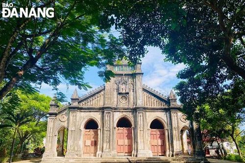 Độc đáo nhà thờ cổ Tùng Sơn
