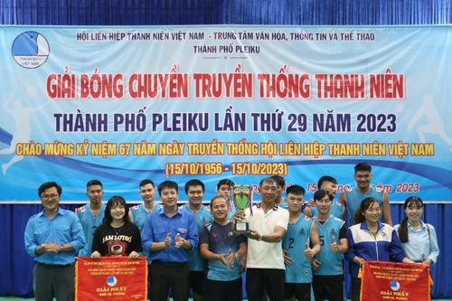 Giải bóng chuyền thanh niên TP. Pleiku chào đón những 'tân vương'