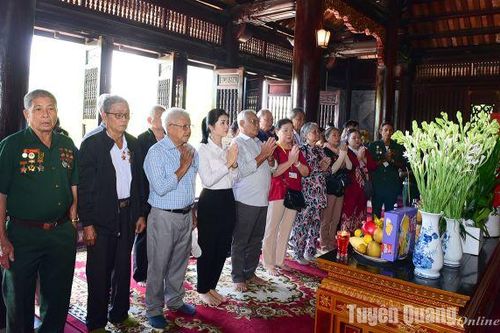 Đoàn nguyên cán bộ Trung ương Cục miền Nam dâng hương tại Đền thờ Chủ tịch Hồ Chí Minh