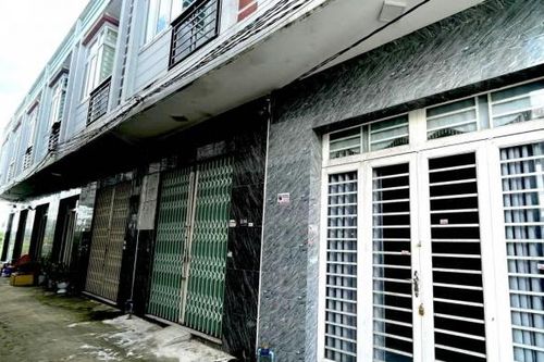 Long An: 'Hô biến' phòng trọ thành dãy nhà liền kề rồi bán qua sàn giao dịch bất động sản