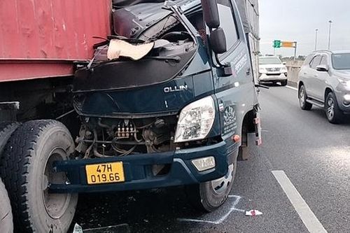 Tông vào đuôi xe đầu kéo đang dừng, tài xế xe tải bị thương