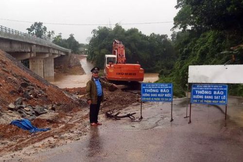 Mưa lớn tiếp diễn, nhiều tuyến đường ngập sâu, cảnh báo sạt lở diện rộng
