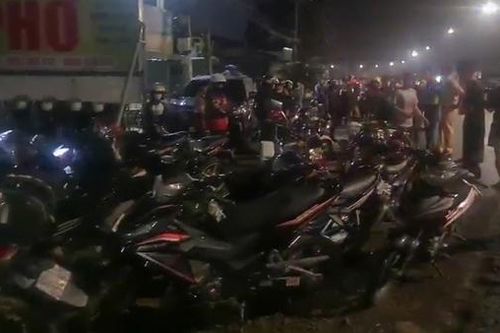'Phi đội' thanh, thiếu niên độ pô, đua xe trên Quốc lộ 1 trong đêm