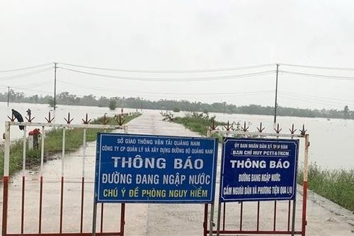 Mưa lũ khiến nhiều nơi thành 'biển', học sinh ở Quảng Nam, Đà Nẵng nghỉ học