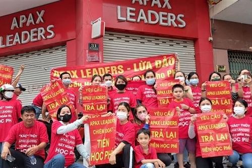 Phụ huynh lại kéo đến Apax Leader đòi tiền học phí