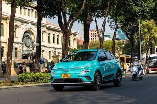 Taxi điện của ông Phạm Nhật Vượng chuẩn bị sang Lào
