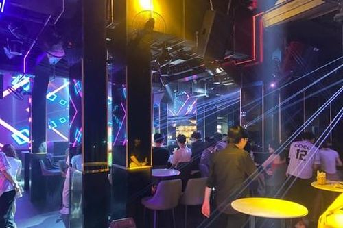Kiểm tra các cơ sở kinh doanh tại phố Tây Bùi Viện, Công an phát hiện 7 quán vi phạm