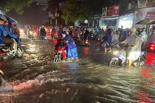 Bình Dương: Mưa ngập đường ngập nhà, người dân bì bõm cả đêm