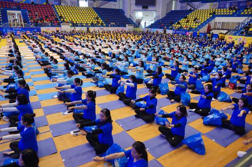 Hơn 800 mẹ bầu đồng diễn Yoga ở Hà Nội